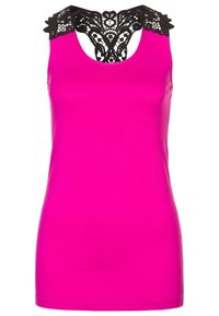 Top senza maniche fucsia con sovrapposizione in pizzo nero sulle spalle. Il tessuto è liscio e aderente, con un collo rotondo.