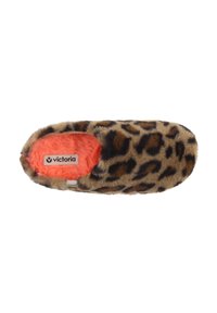 Leopardmönstrad pelskänga med en orange mjuk inredning och en vit logotyp. Mjuk textur, rundad form och slip-on-design.