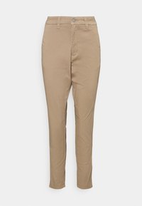 Pantaloni beige a vestibilità slim realizzati in un tessuto leggero. Presentano una chiusura con zip, passanti per cintura e due tasche frontali. Tessuto liscio, design minimale.