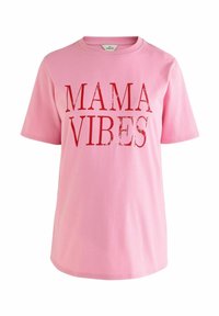 Roze katoenen t-shirt met de tekst "MAMA VIBES" in verouderde rode letters. Korte mouwen en een ronde hals; ontspannen pasvorm.