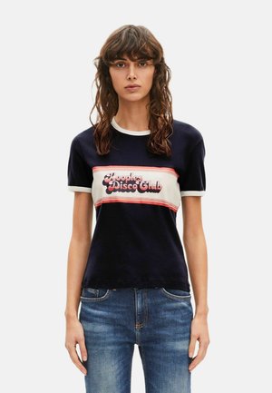 Navyblauw T-shirt met korte mouwen, met een witte kraag en rode accenten, met een retro afbeelding "Krooples Disco Club" op de borst.