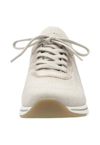 Beige Stricksneaker mit strukturiertem Obermaterial, runder Zehenpartie, flachen Schnürsenkeln und einer leichten Gummisohle mit einem weißen Akzentstreifen.