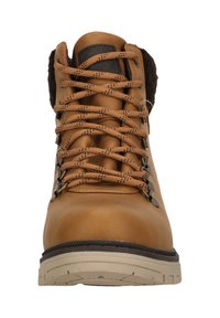 Bruna lädervandringskängor med en vadderad krage, metallöglor och bruna snören; strukturerad gummiyttersula med mönstrad sula.