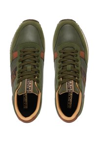 Sneaker in pelle verde con accenti marroni, caratterizzati da un design con lacci, materiale testurizzato e una fodera interna a contrasto color cammello.