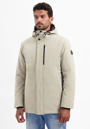 Beige waterdichte jas met een capuchon, een ritszak op de borst en knoopsluitingen. Heeft een slank ontwerp en een zachte textuur met zwarte accenten.