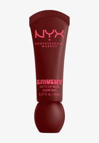 Bâton de baume à lèvres mat Smushy NYX en rouge foncé avec un capuchon rond, capacité de 8 ml, se tenant debout sur un fond blanc.