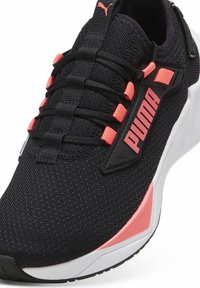 Puma RETALIATE 3 - Bėgimo batai plentui - black- white-sunset glow