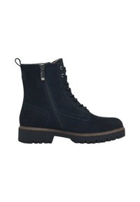 Botte de cheville en suede noir avec un laçage à l'avant, une fermeture éclair sur le côté et une semelle en caoutchouc robuste. Présente des coutures contrastées et une finition texturée.