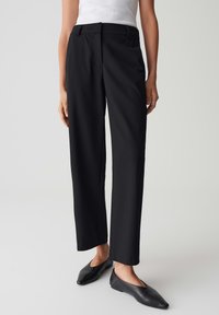 Pantalons noirs sur mesure avec une texture lisse, un design à jambe droite et une taille mi-haute. Comprend une fermeture éclair à l'avant et des passants de ceinture.