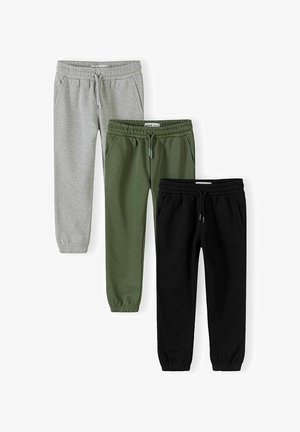 Tri para otroških trenirk v sivi, zeleni in črni barvi z elastičnimi pasovi in sprednjimi žepi.