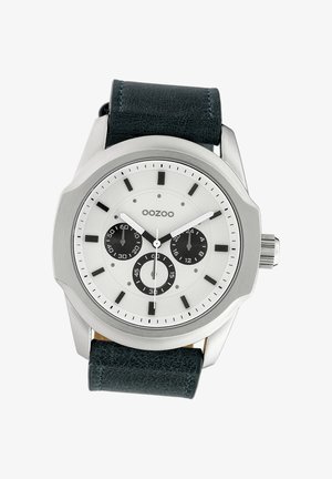 Montre en acier inoxydable avec un cadran blanc, des sous-cadrans noirs, des index noirs et un bracelet en cuir vert foncé.