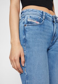 Diesel 1969 D-EBBEY DIESEL LIBRARY - Calças de ganga à boca de sino - denim