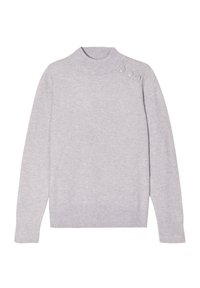 Pull en maille gris clair avec un col montant, des poignets côtelés et un détail de bouton décoratif à l'épaule. Texture douce et coupe ajustée.