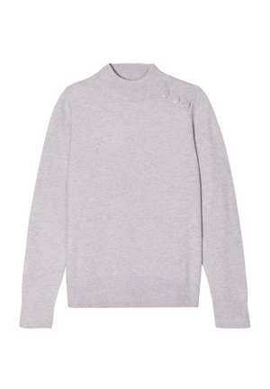 Lichtgrijze gebreide trui met een hoge hals, geribbelde mouwen en een decoratieve knoop op de schouder. Zachte textuur en aansluitende pasvorm.