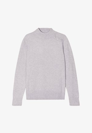 Lichtgrijze gebreide trui met een hoge hals, geribbelde mouwen en een decoratieve knoop op de schouder. Zachte textuur en aansluitende pasvorm.