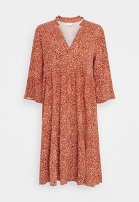 Vestido floral vermelho com decote em V e gola com volantes. Possui mangas três quartos e uma saia evasê. Padrão floral em branco e detalhes em rosa.
