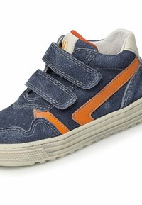 Sneaker alta blu scamosciato con accenti arancioni e due cinturini in velcro. Rivestimento bianco e suola in gomma. Dettaglio di superficie testurizzata.