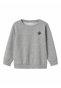 Grå hettegenser med rund hals, lange ermer, ribbestrikkede mansjetter og hem. Den har en liten svart logo på brystet. Myk tekstur, avslappet design.