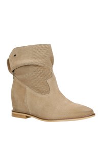 Stivaletto in suede beige con design piegato e tomaia perforata. Presenta una punta affusolata e un tacco a zeppa basso con suola color tan.