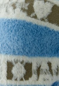 Nepbontelijk textiel met blauwe, witte en bruine horizontale strepen, met een zachte, donzige textuur en een patroon van abstracte vormen.