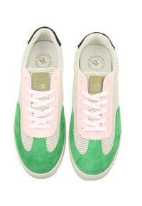 Sneaker mit einem Obermaterial aus Mesh in Hellgrau, grünen Wildlederakzenten, rosa Textil-Durchzügen und weißen Schnürsenkeln. Mit einem goldenen Logo-Tag innen.