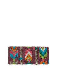 Beaded clutch w bogatym burgundowym kolorze, ozdobiony kolorowymi geometrycznymi wzorami w odcieniach różu, turkusu, zieleni i pomarańczy, z metalicznymi akcentami i fakturą.
