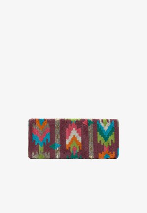 Beaded clutch w bogatym burgundowym kolorze, ozdobiony kolorowymi geometrycznymi wzorami w odcieniach różu, turkusu, zieleni i pomarańczy, z metalicznymi akcentami i fakturą.