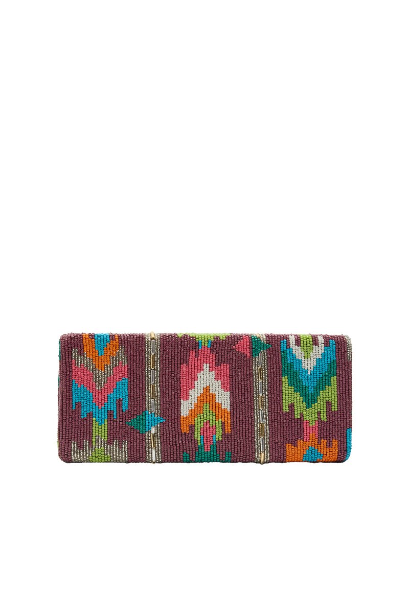 Beaded clutch w bogatym burgundowym kolorze, ozdobiony kolorowymi geometrycznymi wzorami w odcieniach różu, turkusu, zieleni i pomarańczy, z metalicznymi akcentami i fakturą.