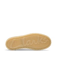 La suola delle scarpe Clarks in gomma beige presenta una texture rigata e il logo del marchio in rilievo, progettata per offrire aderenza e durata.