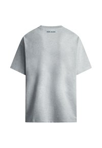 Camiseta gris de manga corta hecha de algodón. Presenta un cuello redondo y un pequeño logo "PEPE JEANS" en la parte posterior, cerca del escote.