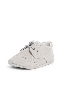 Scarpa in suede grigia con punta affusolata, lacci grigio chiaro, dettagli perforati e suola morbida e flessibile per il comfort.