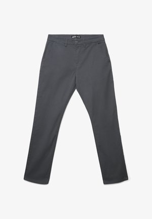 Szare spodnie z bawełnianego materiału typu chino o prostym kroju nogawek, z bocznymi kieszeniami i przednim zapięciem na guziki. Gładka faktura i minimalistyczne detale szwów.