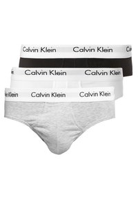 Tre paia di slip da uomo in grigio, nero e bianco, ciascuno con una cintura a contrasto con il logo Calvin Klein. Materiale di cotone morbido, forma classica.
