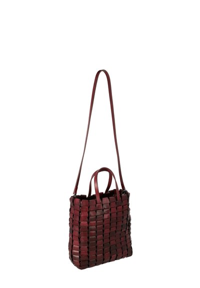 Borsa a tote in pelle bordeaux intrecciata con superficie testurizzata, manici superiori doppi e una lunga tracolla. Forma rettangolare con un design moderno.