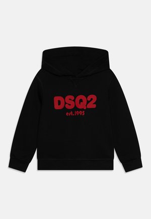 Felpa nera con cappuccio, caratterizzata da un audace testo rosso "DSQ2" e "est.1995" sul davanti. Il materiale sembra morbido con polsini a costine.