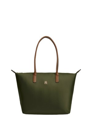 Borsa a mano verde oliva con manici in pelle marrone e piccolo logo metallico sul davanti, forma rettangolare con chiusura superiore con zip.