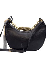 Borsa a tracolla in pelle nera con superficie texture, forma curva e dettagli in catena dorata. Include una tracolla rimovibile.