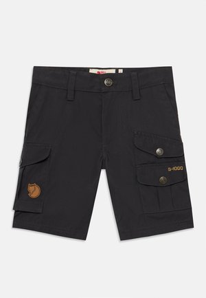 Sorte cargo shorts lavet af G-1000 materiale, med to sidelommer med knapper, en frontlukning med knap og et logo patch.