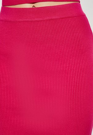 Figurbetontes, geripptes Midi-Rock in leuchtendem Fuchsia. Sanfte Textur mit breitem Bund; glatte Oberfläche ohne sichtbare Hardware oder Muster.