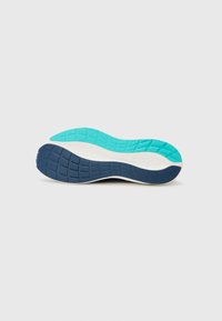 Schoenzool met een golvend ontwerp; beschikt over een lichtblauwe en marineblauwe kleurenschema, gestructureerd rubber voor grip, en een witte tussenzool.