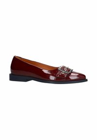 Bordeaux glanzend leren ballerina met een spitse neus, voorzien van een decoratieve gespsluiting en een lage zwarte rubberen zool.