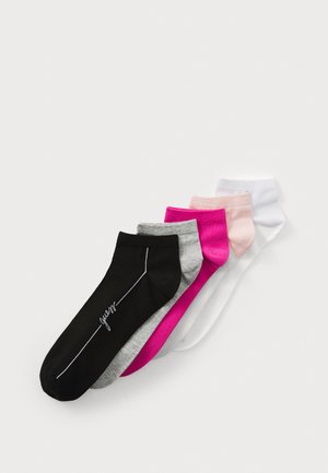 Cinq paires de chaussettes de cheville en noir, gris, rose, rose clair et blanc, en coton, avec un logo et un design simple.