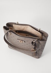 Grå syntetisk håndtaske med præget logo mønster, guldfarvet hardware, dobbelt håndtag og lynlåsrum med en beige indvendig foring.