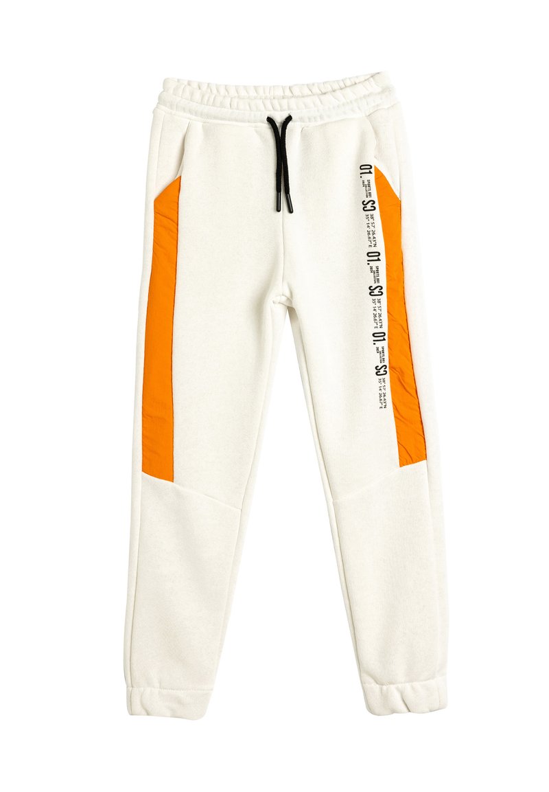 Pantalones de chándal blancos con paneles laterales naranjas, cinturilla elástica con cordón, bolsillos frontales y texto impreso a lo largo del lateral.