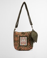 Gepolsterte grüne Stoff-Schultertasche mit orangefarbenen Blumenmustern, ausgestattet mit einem dekorativen Etikett und einem geknoteten Akzent am Riemen.
