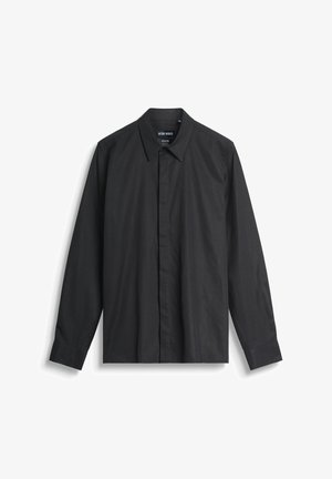 Chemise noire à manches longues en tissu léger. Présente un col classique, une fermeture à boutons sur le devant et des poignets ajustés. Design simple et monochrome.