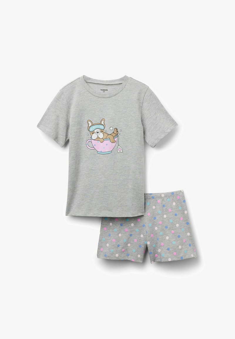 Ensemble de pyjama gris à manches courtes avec un chien dans une tasse à thé imprimé sur le haut et des pois multicolores sur le short.