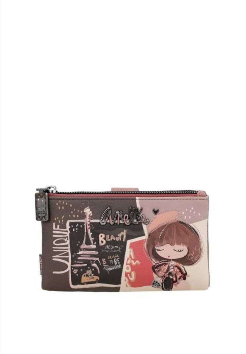 Portafoglio multicolore con illustrazioni, tra cui la Torre Eiffel e un personaggio, con chiusura a zip e una texture sintetica liscia.