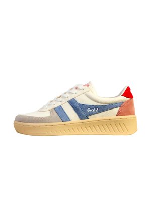 Hvid lavtop sneaker med beige sål, blå sidestriber, rød hælaccent og "Gola" logo på siden.