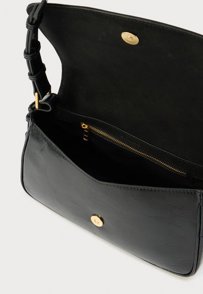 Borsa a tracolla in ecopelle nera con texture liscia, ferrature dorate, chiusura magnetica e tasca interna con zip.